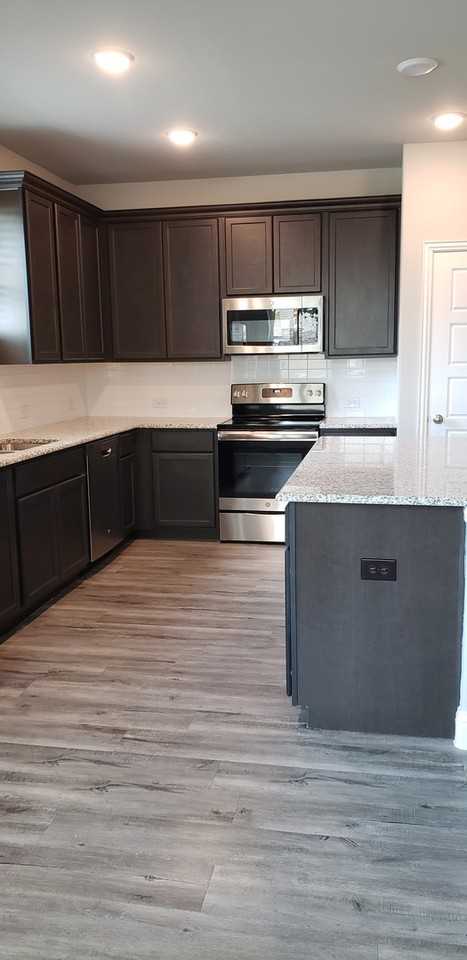 4927 Sanger Circle Dr - Photo 5 of 19