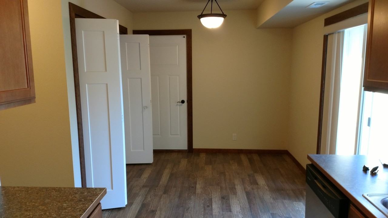 1608 N Catherine St - Photo 5 of 16