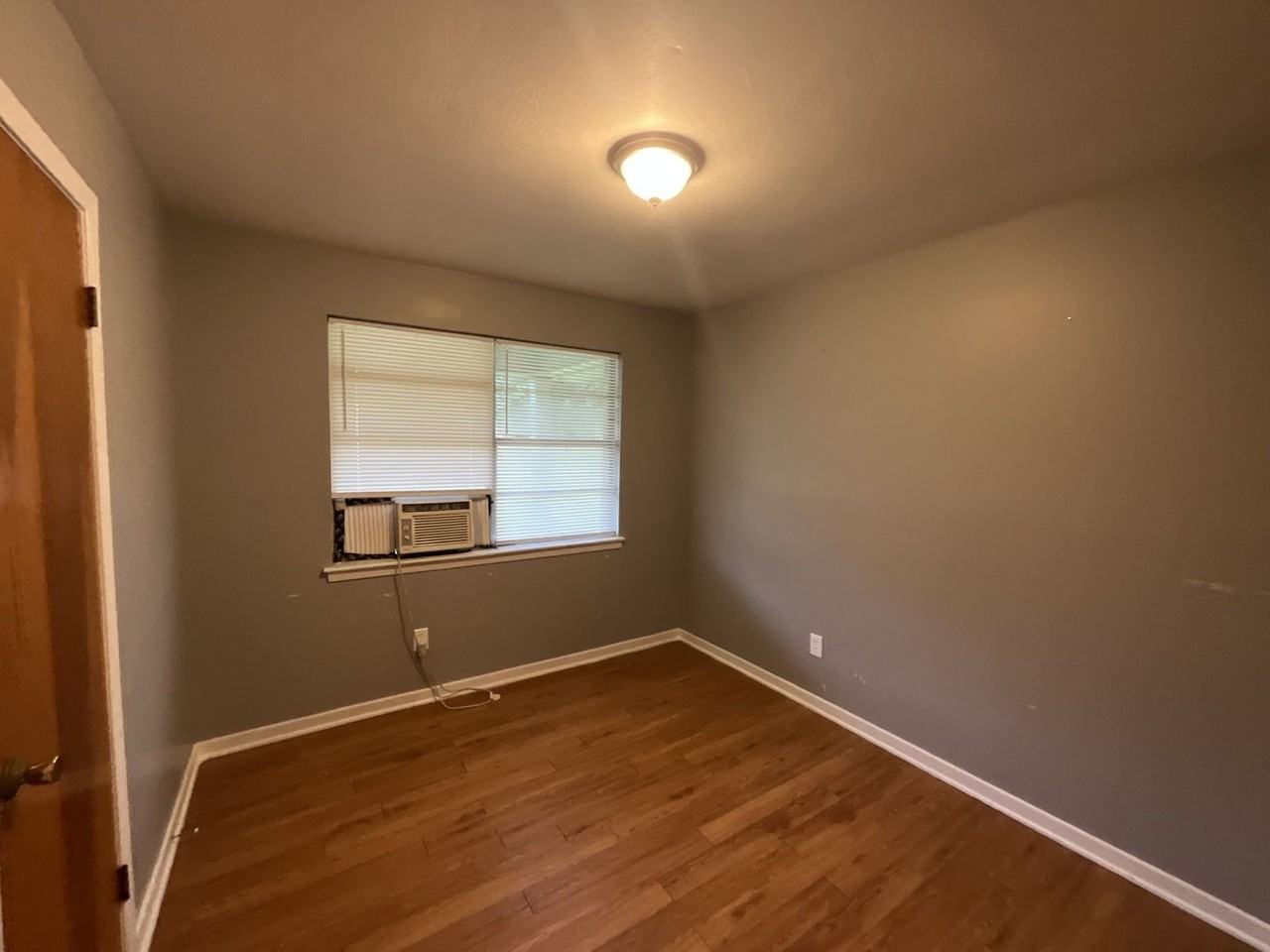 9418 Randall Ave - Photo 5 of 9