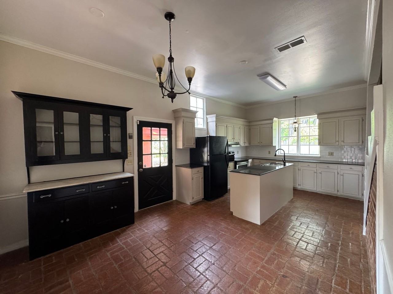 3811 Creswell Ave - Photo 3 of 12