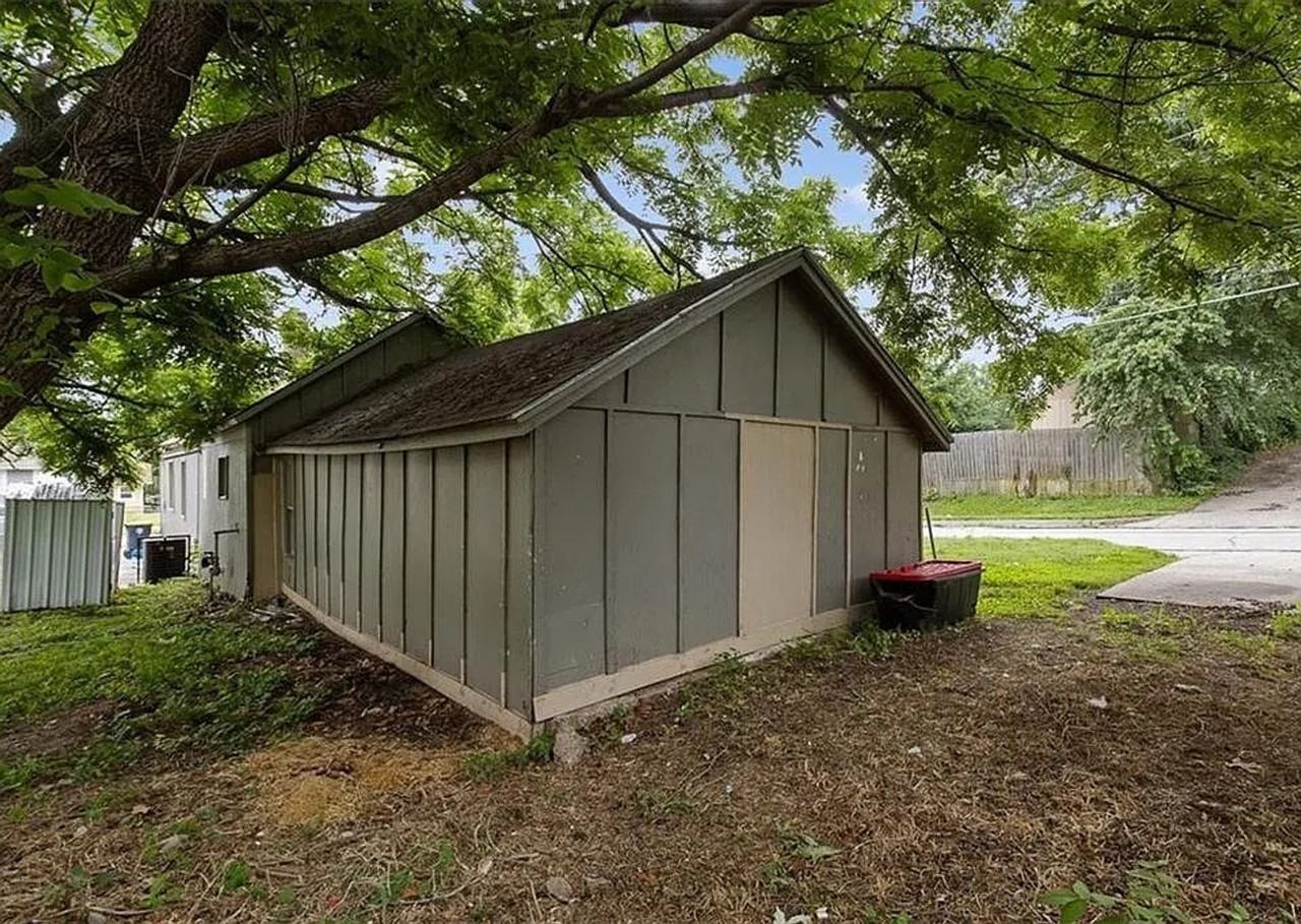 1646 Bennington Ave - Photo 3 of 16