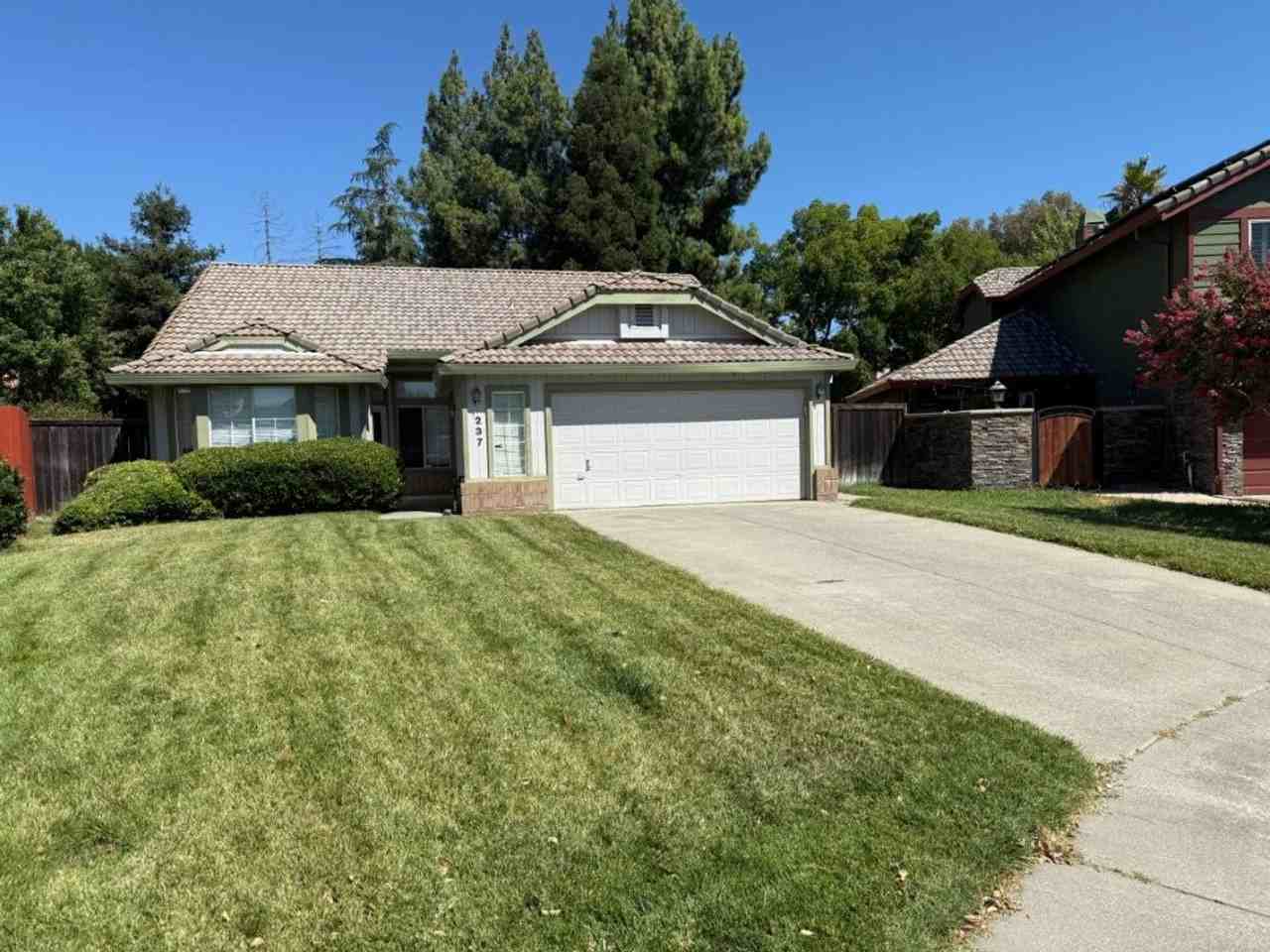 237 Sunridge Way - Photo 3 of 46