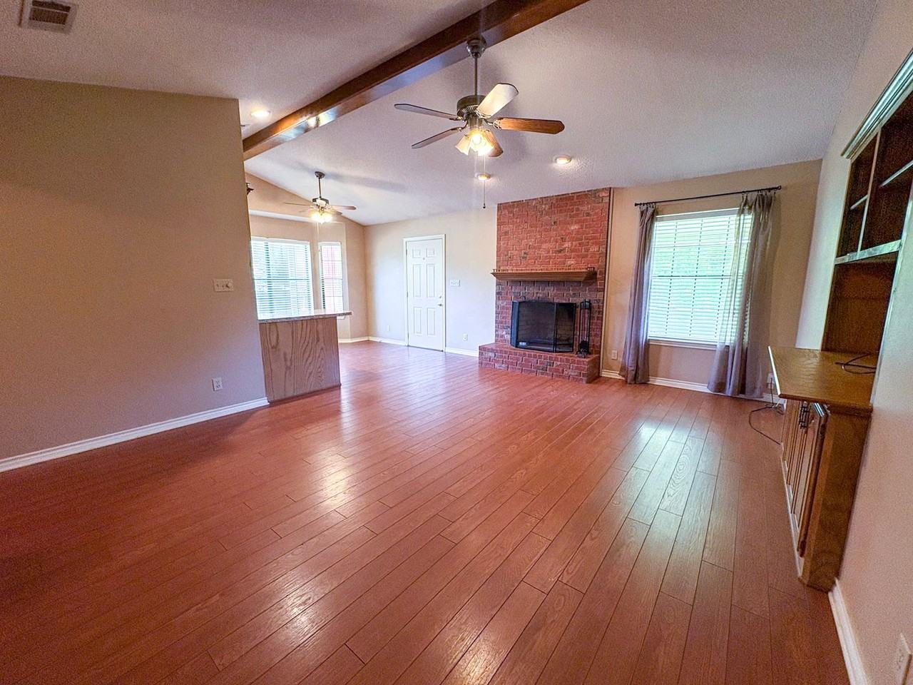 811 S Houston St - Photo 2 of 19