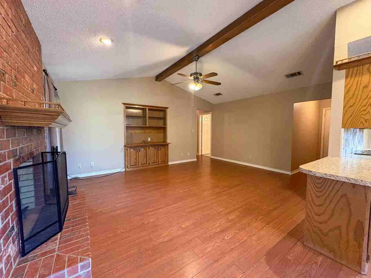811 S Houston St - Photo 4 of 19