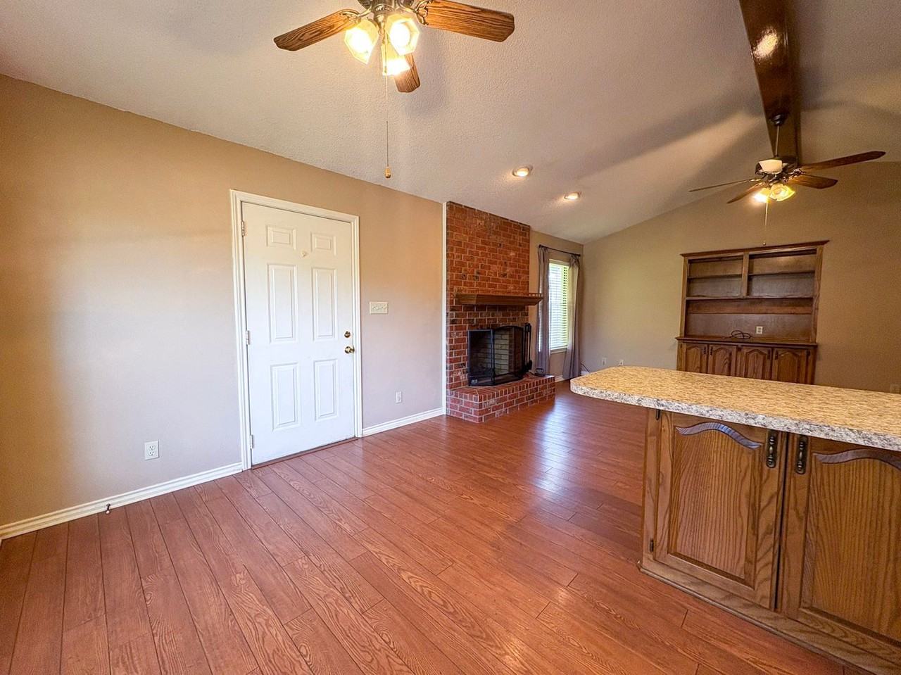 811 S Houston St - Photo 5 of 19