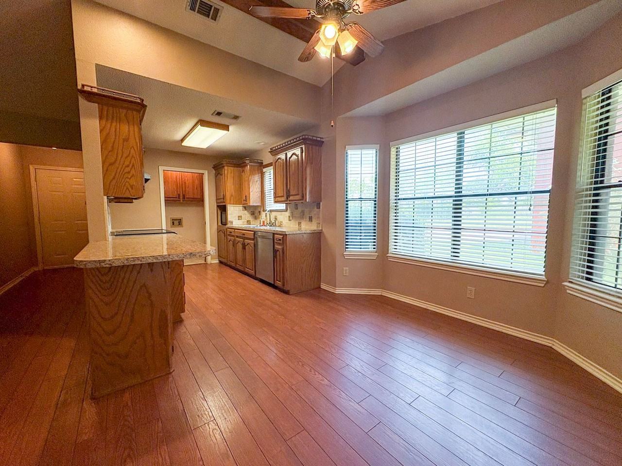 811 S Houston St - Photo 6 of 19