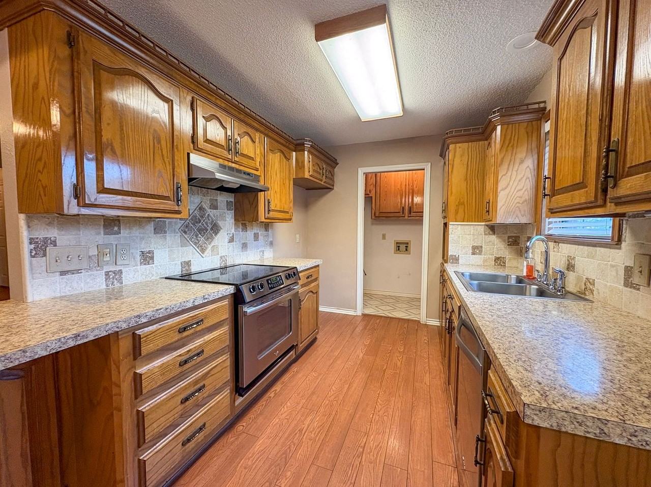811 S Houston St - Photo 7 of 19