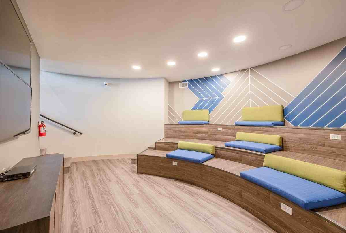 2701 N Rainbow Blvd - Photo 4 of 19