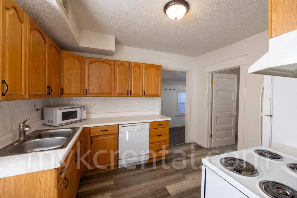 4306 Fisher St - Photo 3 of 35