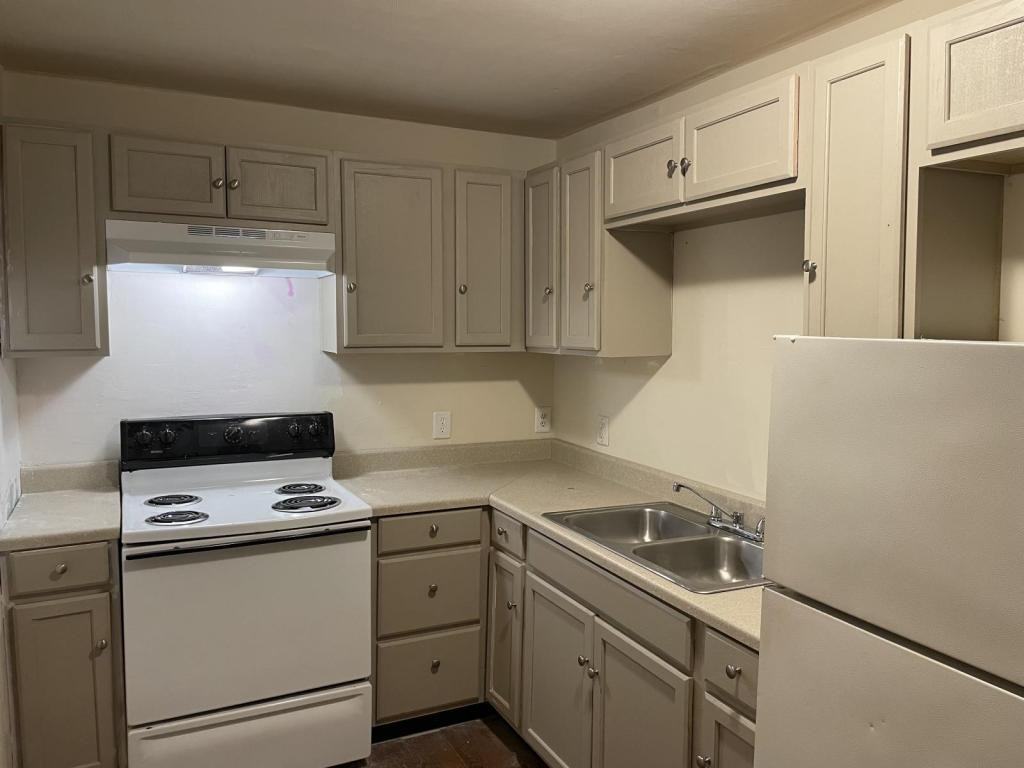 746 Lexington St - Photo 2 of 6