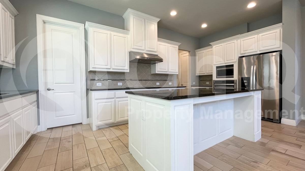 7005 Golf Club Dr - Photo 3 of 10