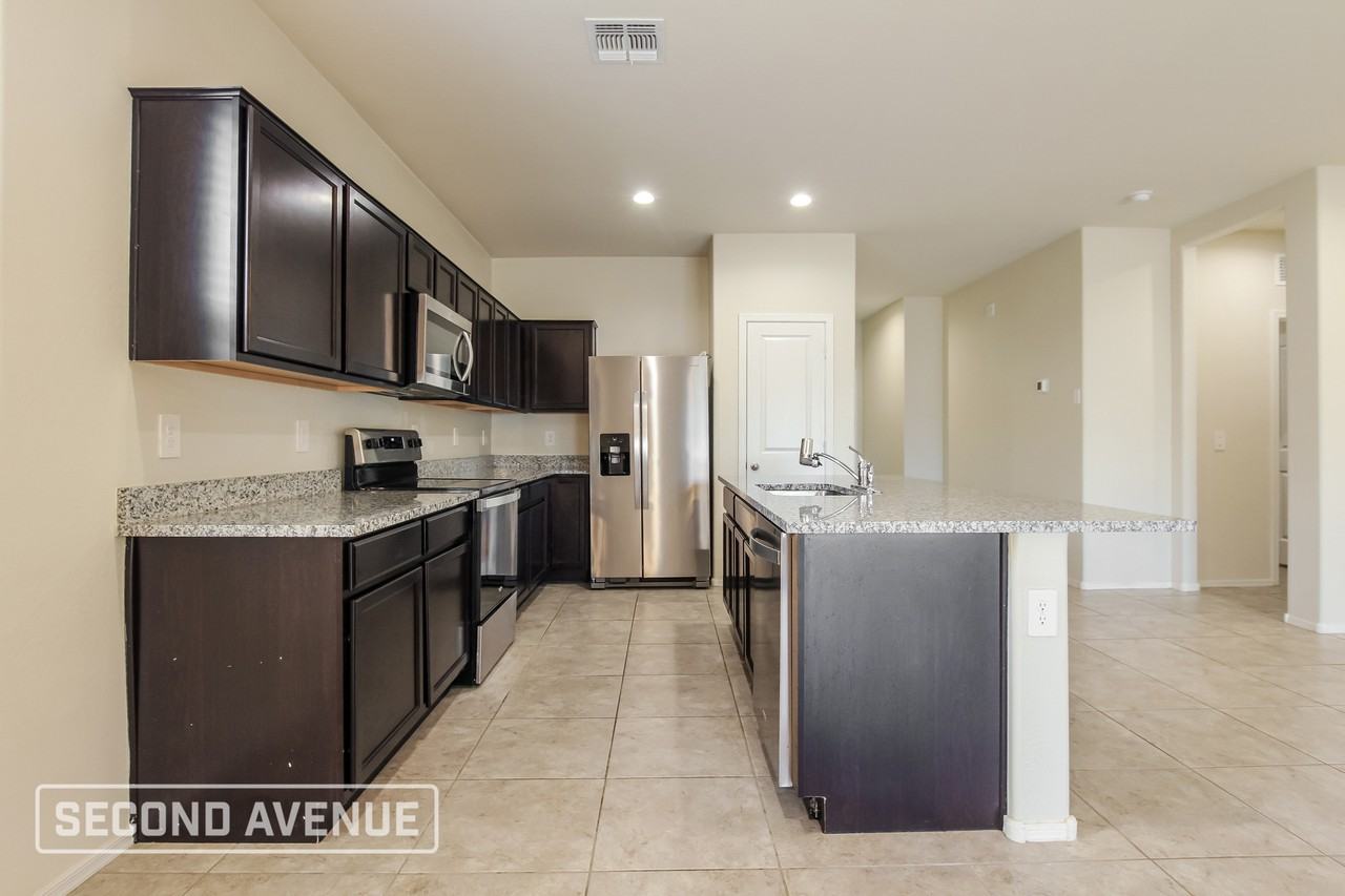 18349 W Faye Way - Photo 4 of 23