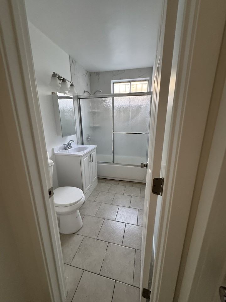 1325 W 87th St #1325 - Photo 3 of 6