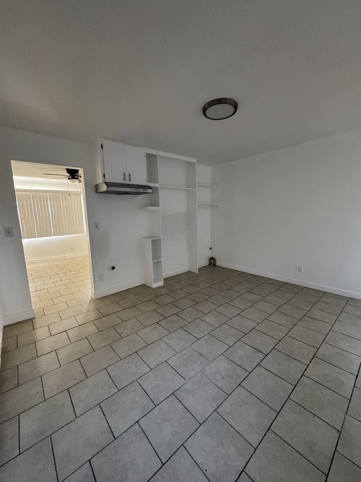 1325 W 87th St #1325 - Photo 4 of 6