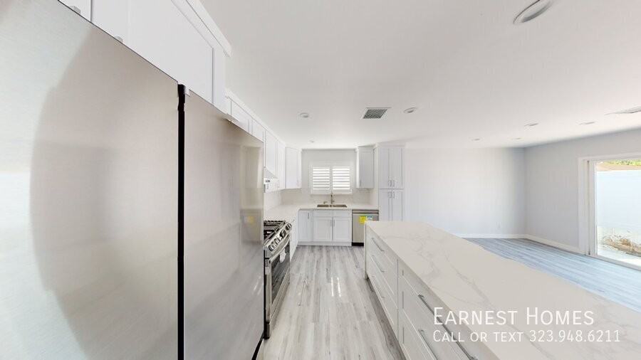 19243 Hart St - Photo 2 of 16