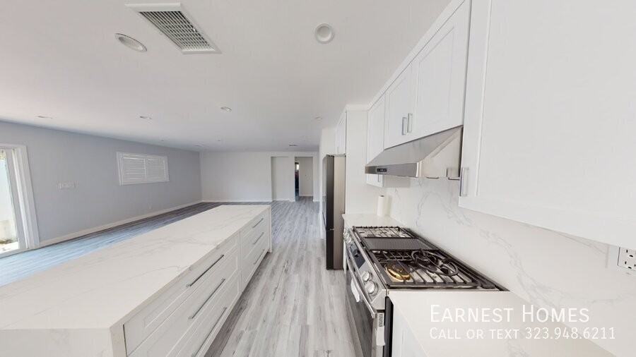 19243 Hart St - Photo 3 of 16