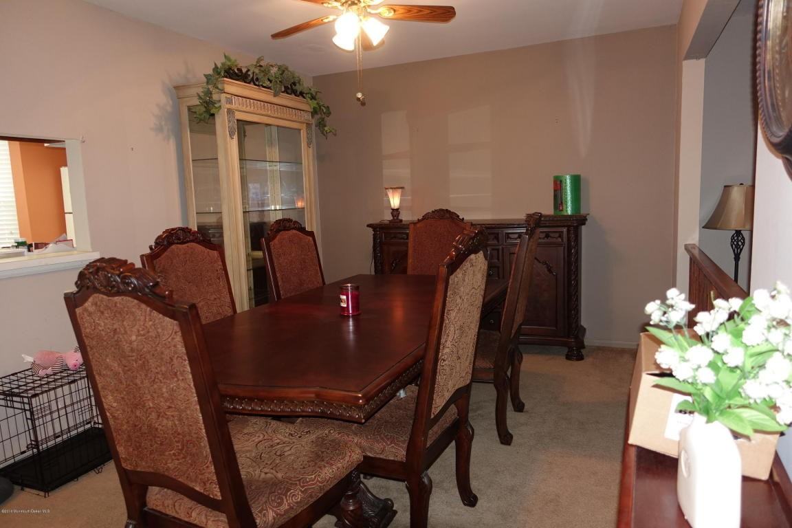 104 Wilshire Ct - Photo 3 of 11