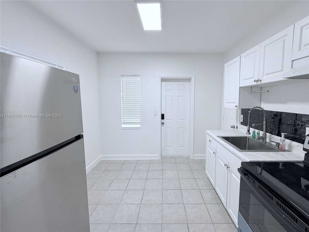 1625 S Federal Hwy #4 - Photo 3 of 17