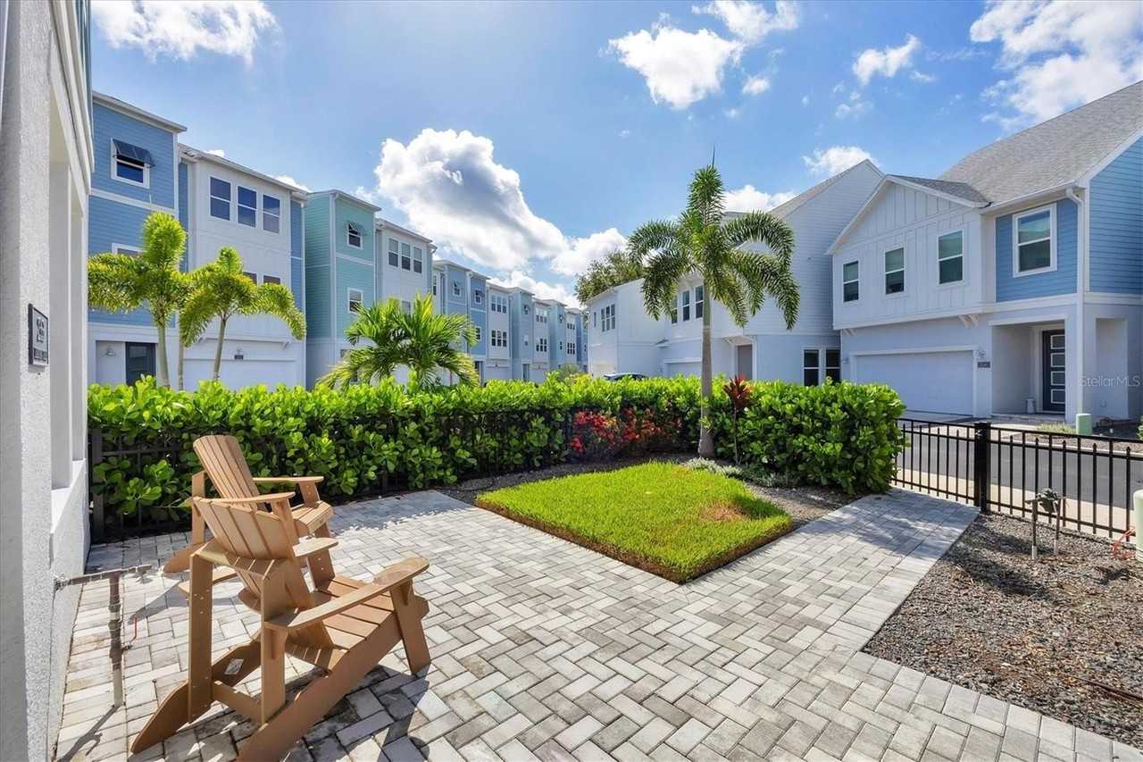 2353 Lindstrom St - Photo 4 of 44