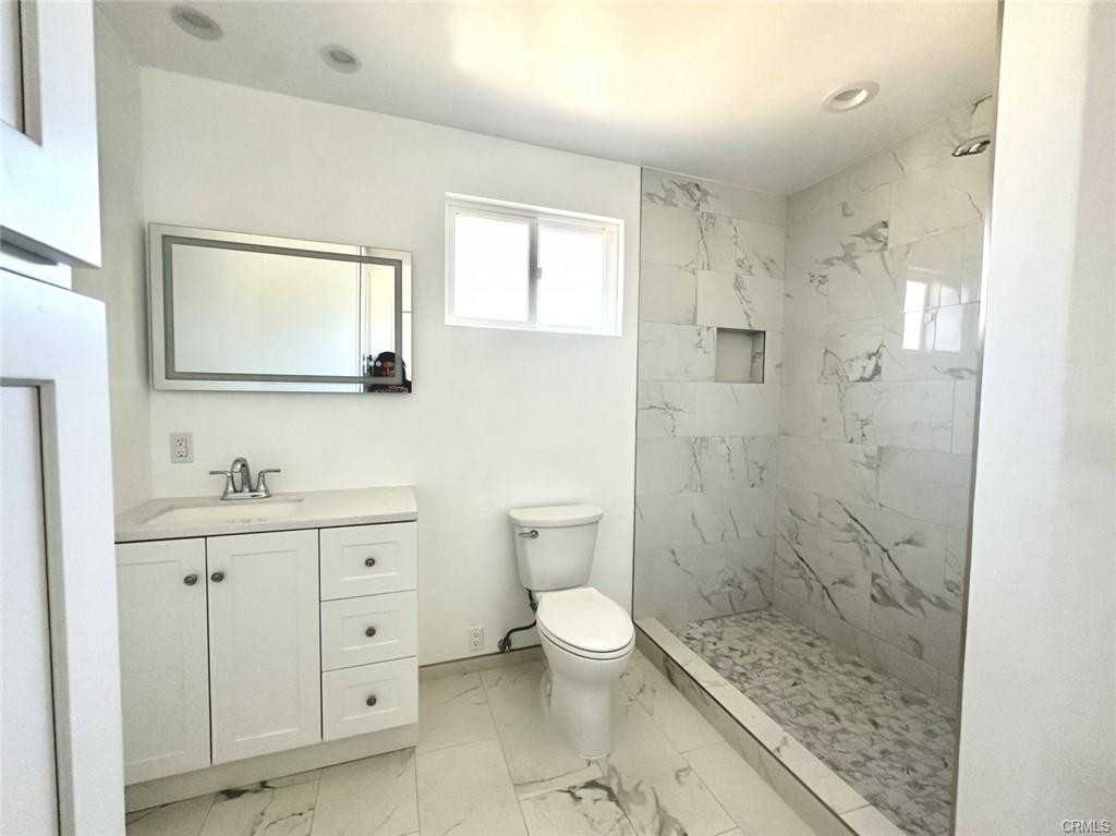 15210 Cohasset St - Photo 2 of 8