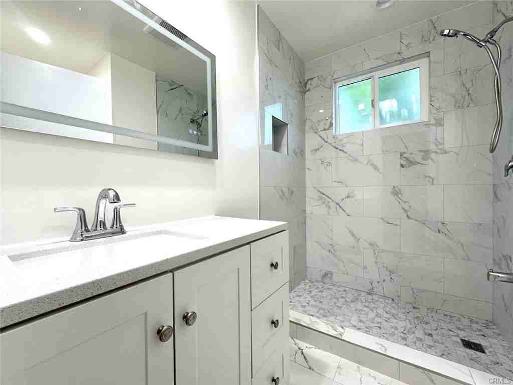 15210 Cohasset St - Photo 3 of 8