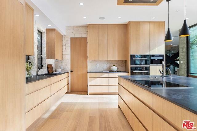 1011 Georgina Ave - Photo 2 of 8