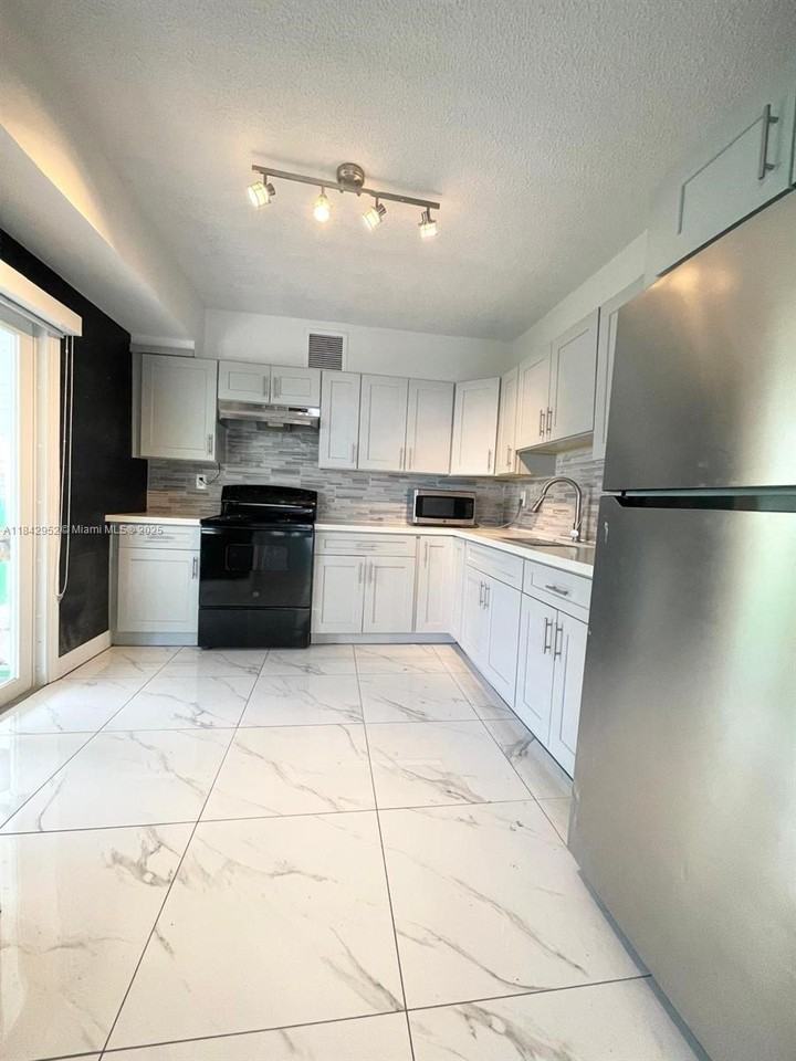 4257 Nw 3rd St ##0 - Photo 4 of 13