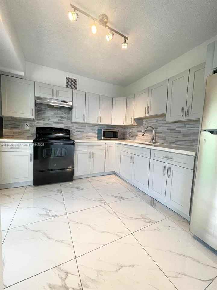 4257 Nw 3rd St ##0 - Photo 5 of 13