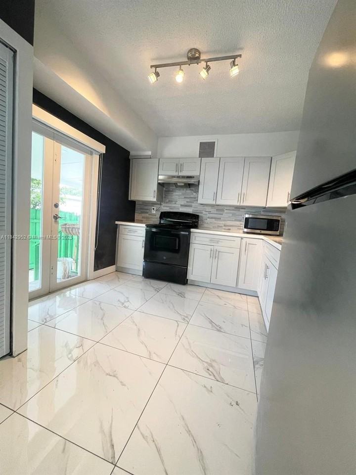 4257 Nw 3rd St ##0 - Photo 6 of 13