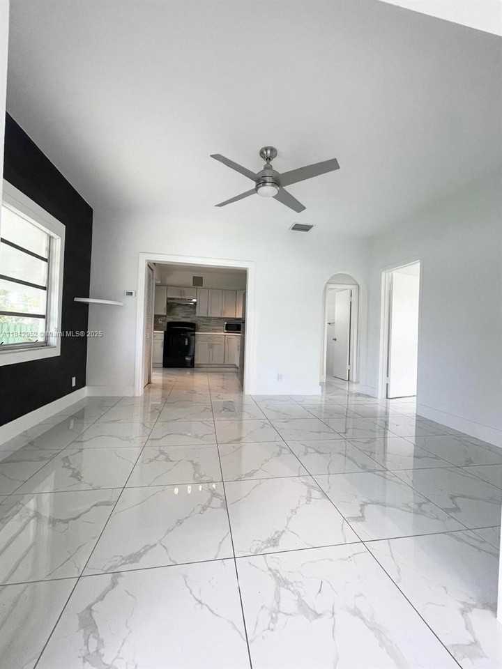 4257 Nw 3rd St ##0 - Photo 7 of 13