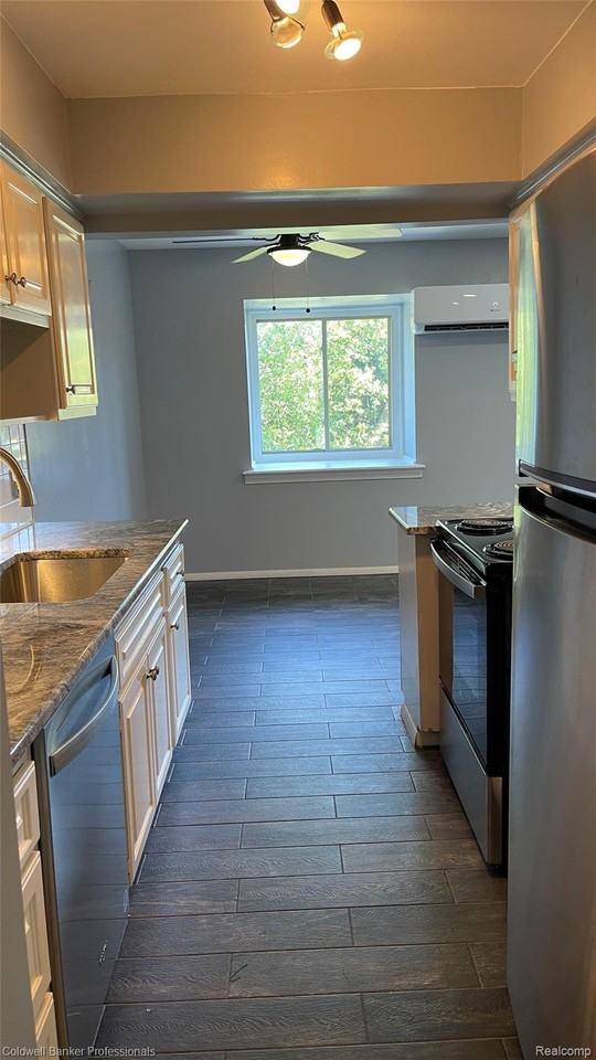 530 Riviera Dr - Photo 3 of 17