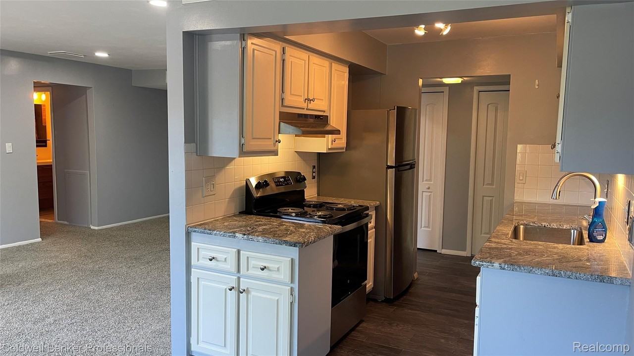 530 Riviera Dr - Photo 4 of 17