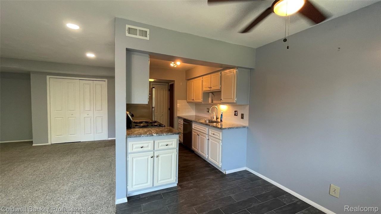 530 Riviera Dr - Photo 5 of 17