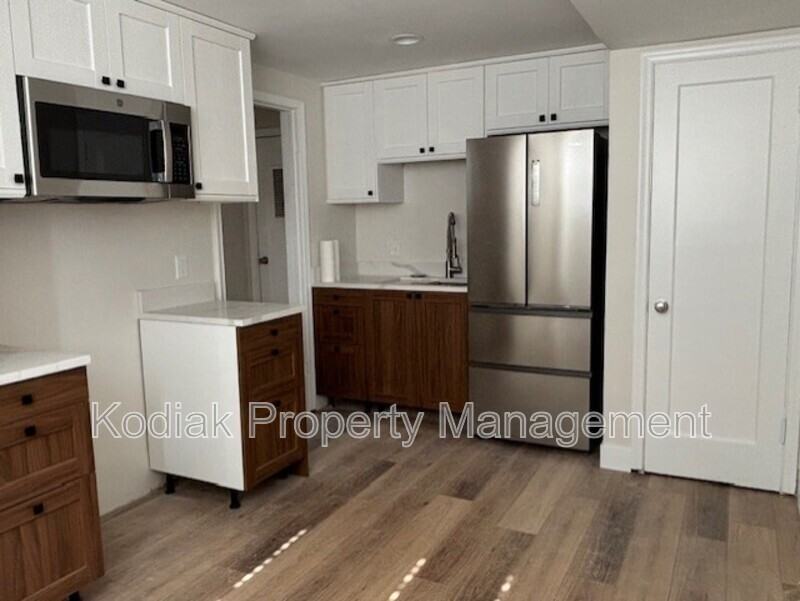 1109 E St - Photo 4 of 10