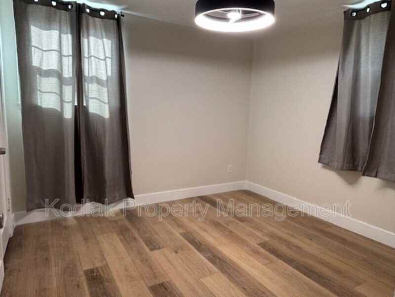 1109 E St - Photo 5 of 10