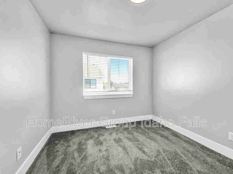 2930 Sunburst Dr - Photo 3 of 20