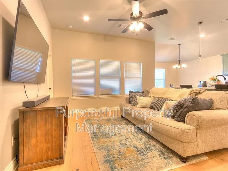 8701 Ricard Dr - Photo 5 of 30