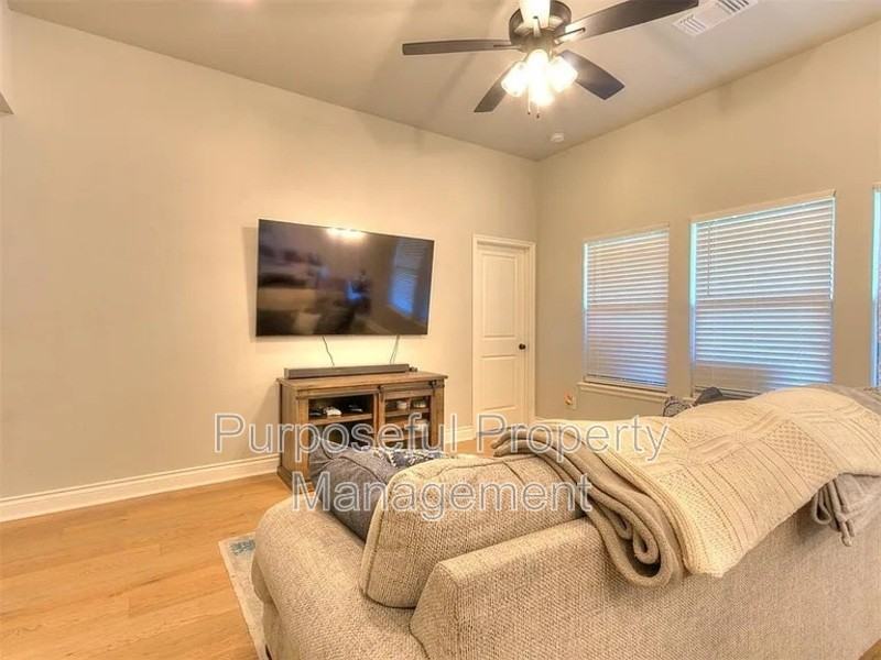 8701 Ricard Dr - Photo 6 of 30