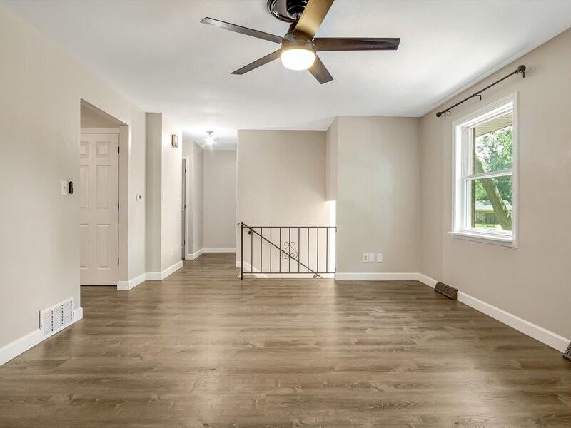 113 W Poplar St - Photo 3 of 17