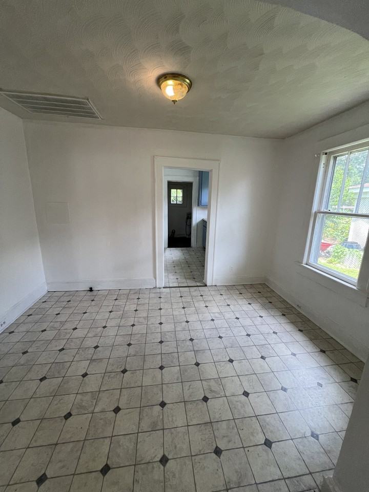 711 Madison St - Photo 3 of 10