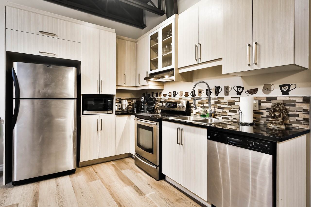 2070 Rue Clark #403 - Photo 7 of 13