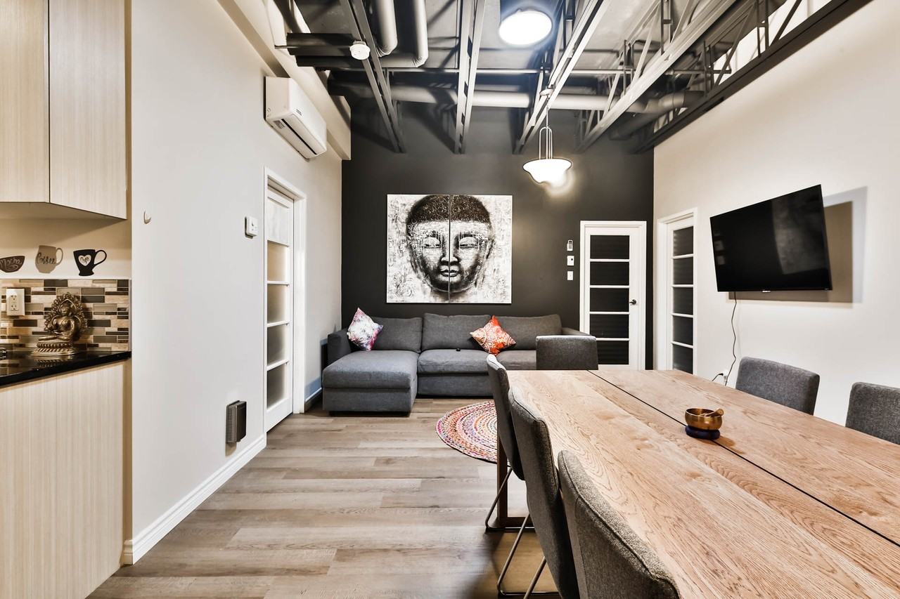 2070 Rue Clark #403 - Photo 3 of 13