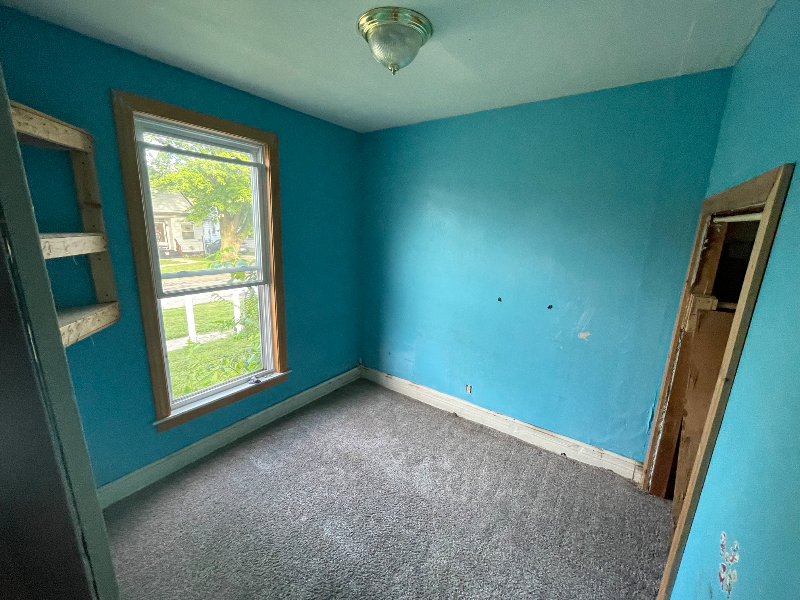 916 Forsythe St - Photo 5 of 7