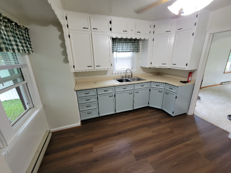 1607 E 7th St - Photo 2 of 11