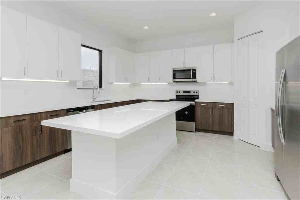 5114 Penella Avenue - Photo 6 of 47