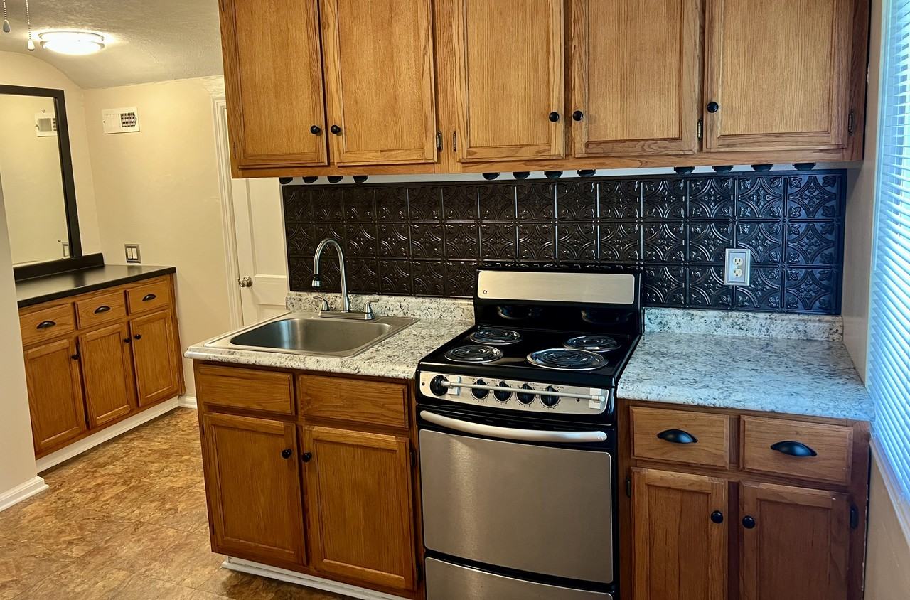 2700 Fenwood Dr - UPSTAIRS - Photo 3 of 12