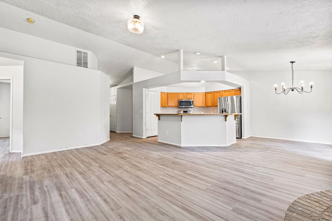 12366 W La Grange St - Photo 4 of 24