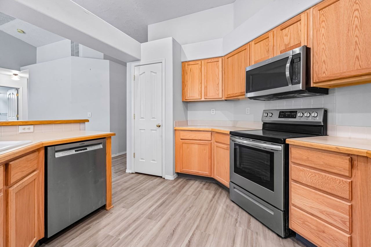 12366 W La Grange St - Photo 6 of 24