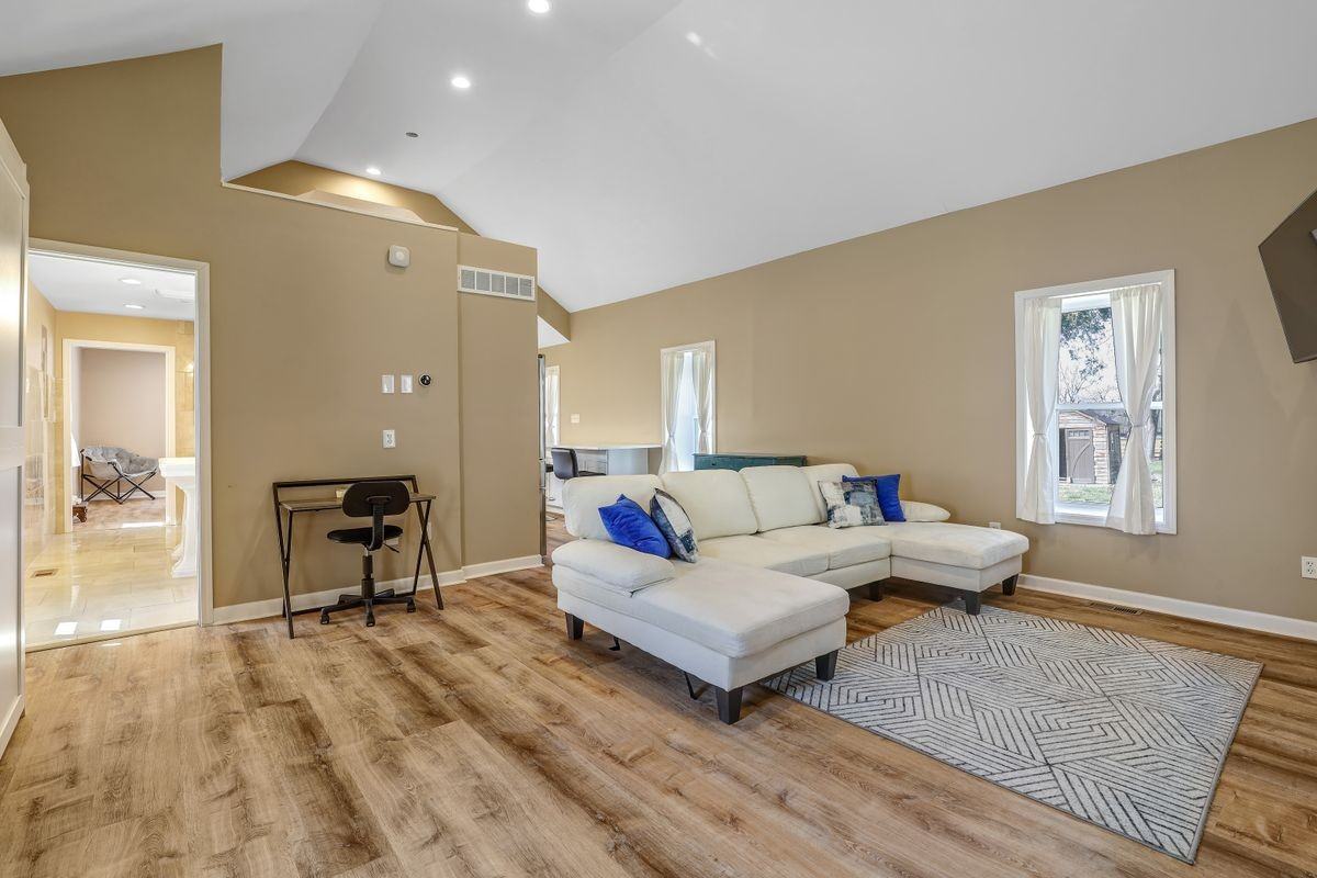 5430 Oakley Ave - Photo 2 of 11