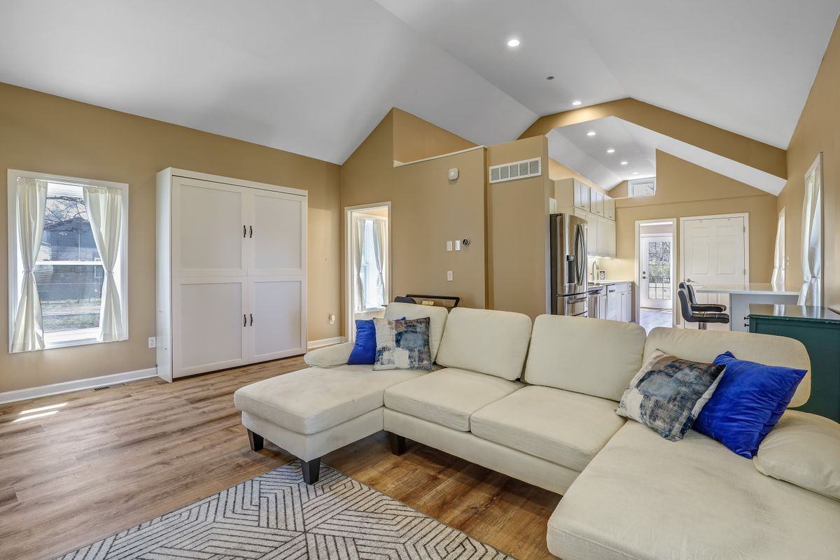 5430 Oakley Ave - Photo 3 of 11